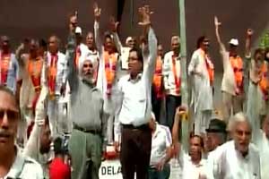 Indian Railways employees demand OROP Indian Railways employees demand OROP