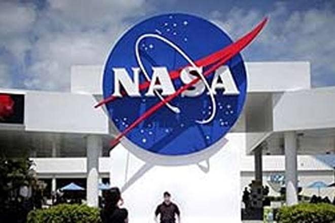 NASA's Curiosity Mars rover has developed small breaks in its aluminium wheels NASA's Curiosity Mars rover has developed small breaks in its aluminium wheels