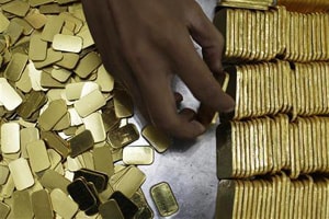 Gold recovers on seasonal demand, global cues