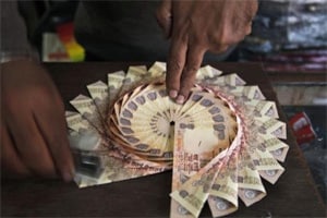 Indian rupee snaps 4-day fall, ends at 61.36 vs dollar on strong stocks