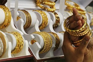 Gold price remain up at 27,500 on wedding season demand, global cues
