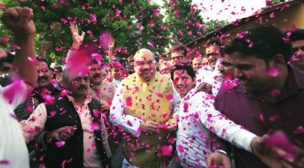 Shah Rukh visits Kanpur, fans give cops a tough time