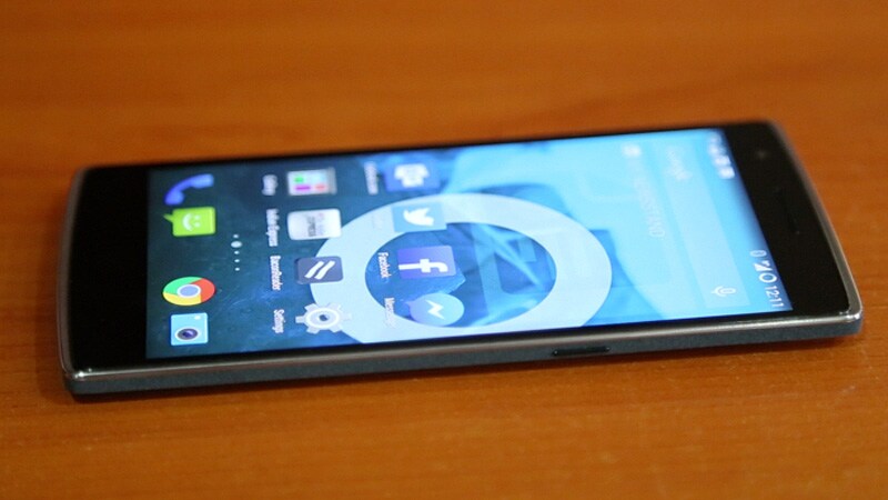 Software: The OnePlus One does not run stock Android and has instead loaded itself with Cyanogen 11S. This is a lot like stock Android, but also offering lots of tweaks and even full themes that change everything from the font to the icons.