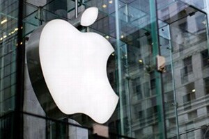 Apple attorneys are raising a last-minute challenge to a class-action lawsuit over the company's use of restrictive software that kept iPods from playing music sold by competitors. (Reuters)