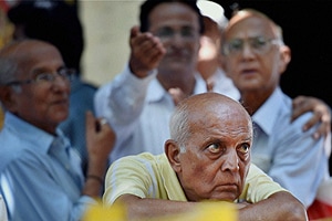 BSE Sensex hits record high, but closes flat on profit-booking; ITC surges 4 pct BSE Sensex hits record high, but closes flat on profit-booking; ITC surges 4 pct