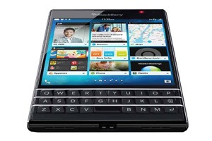 Canadian smartphone maker BlackBerry is wooing Apple customers with a cash offer for trade-ins of iPhones.