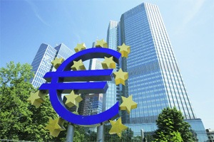 A vendor waits for customers outside his shop in central Athens, Greece, July 10, 2015. (Reuters) A vendor waits for customers outside his shop in central Athens, Greece, July 10, 2015. (Reuters)