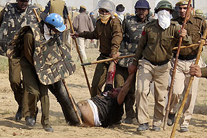 Operation to nab godman Rampal in Haryana continues, some followers flee under assault; 200 injured Operation to nab godman Rampal in Haryana continues, some followers flee under assault; 200 injured