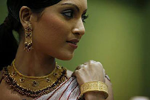 Gold rate slips again in Mumbai on renewed selling; silver extends losses