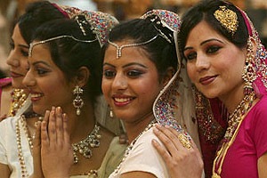 Gold price gains Rs 130 on wedding season demand