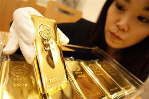 Gold, silver rates tumble in Delhi on weak global cues
