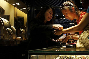 Gold, silver rates extend losses on weak global cues, low demand