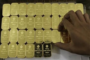 Gold prices decline to over 3-year low on global cues