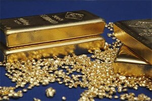 Gold prices plunge by Rs 195 on weak global cues