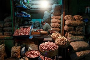 RBI’s Raghuram Rajan finds falling inflation a hard sell for consumers