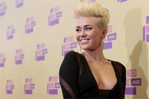Fans bash Miley Cyrus for giving pig pedicure