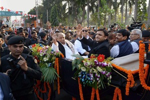 Mulayam Singh Yadav rides a buggy on birthday, Azam Khan triggers controversy over funds