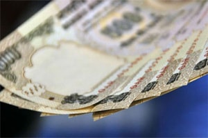 Indian rupee fails to maintain initial gains, trades at 61.84 Indian rupee fails to maintain initial gains, trades at 61.84