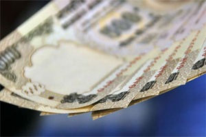 Indian rupee fails to maintain initial gains, trades at 61.84
