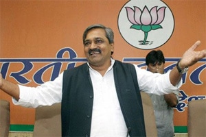 Delhi BJP Chief Satish Upadhyay embarasses Narendra Modi with fraud photo op