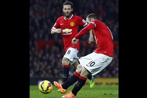 Wayne Rooney, Robin Van Persie score as Manchester United beats Hull
