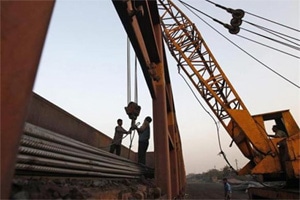 Indian economy likely to grow between 5-6 pc in 2015: Moody’s