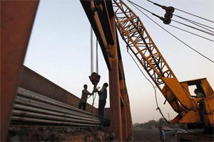 Indian economy likely to grow between 5-6 pc in 2015: Moody’s Indian economy likely to grow between 5-6 pc in 2015: Moody’s