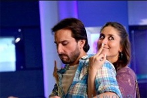 Kareena Kapoor shows Saif Ali Khan the finger in Happy Ending Kareena Kapoor shows Saif Ali Khan the finger in Happy Ending