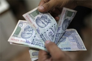 Rupee trims its initial losses vs US dollar, still down by 10 paise to 61.46 Rupee trims its initial losses vs US dollar, still down by 10 paise to 61.46