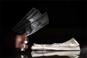 Indian rupee continues fall against US dollar, dips to 61.72 Indian rupee continues fall against US dollar, dips to 61.72