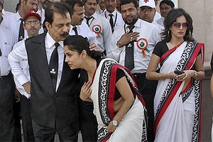 Income-Tax seizes over Rs 135 cr cash, jewellery from Subrata Roy’s Sahara group Income-Tax seizes over Rs 135 cr cash, jewellery from Subrata Roy’s Sahara group