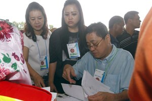 AirAsia Flight QZ8501 wreckage found at bottom of Java Sea off Indonesia; 7 bodies recovered