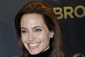 Angelina Jolie down with chicken pox