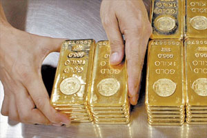 Gold loses sheen to import curbs in 2014; smugglers make hay Gold loses sheen to import curbs in 2014; smugglers make hay