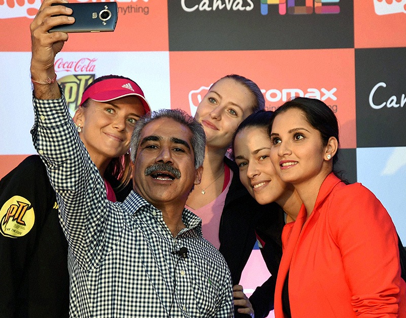 Tennis Champions Daniela Hantuchová, Ana Ivanovic, Sania Mirza and Kristina Mladenovic and Micromax CEO Vineet Taneja take selfies with the newly launched Micromax Canvas Hue. (PTI)