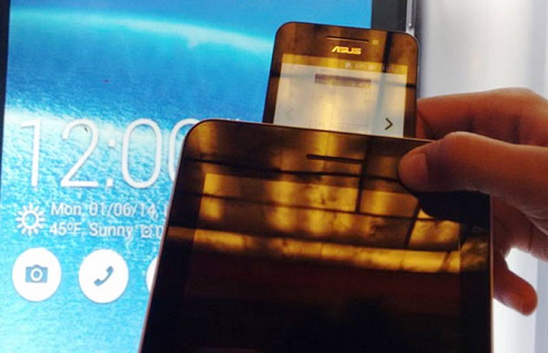 The 4-inch dual-SIM smartphone comes with a 7-inch tablet dock and runs on Android 4.3 Jelly Bean with ZenUI. The device is expected to receive Android 4.4 KitKat upgrade.