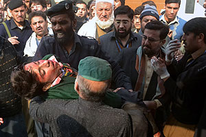 Peshawar attack: John Kerry calls Pakistan PM Nawaz Sharif expresses condolences