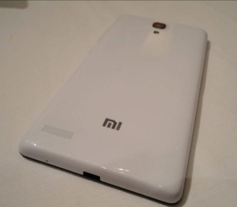 The Xiaomi Redmi Note measures 154 x 78.7 x 9.5 mm and weighs 199 grams. Redmi Note features a glossy white back cover which is removable.