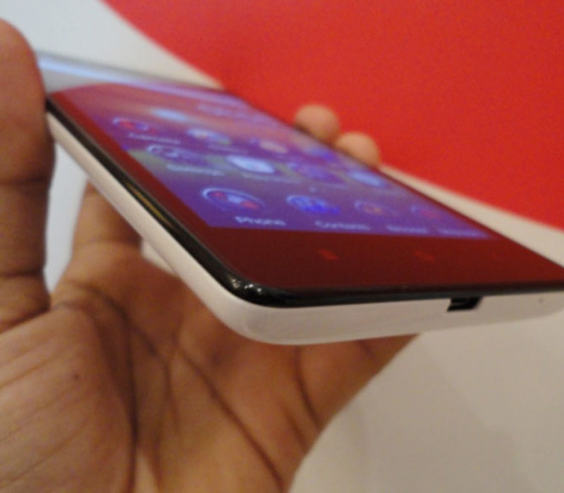 Redmi Note comes with SwiftKey version 5.1 with 13 Indian languages and Fleksy gesture-based keyboard.