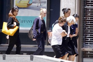 Gunman takes hostages at Sydney cafe, Indian Consulate shut