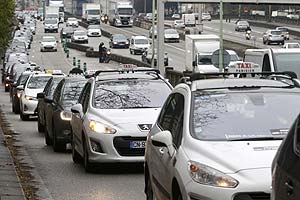 Paris taxis block highway to urge ban on Uber