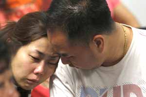 AirAsia Flight 8501: Search resumes for missing passenger jet