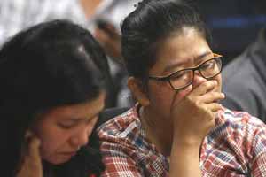Indonesia set to resume search for missing AirAsia plane, relatives wait