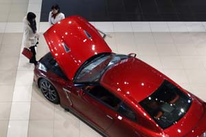 After a topsy-turvy 2014, automakers eye smoother 2015 ride