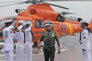 AirAsia Flight QZ8501 crash: Divers join wreck search as bad weather relents AirAsia Flight QZ8501 crash: Divers join wreck search as bad weather relents