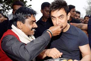 After Uttar Pradesh, Bihar declares ‘PK’ tax-free; Nitish Kumar gives Aamir Khan’s film ’10 out of 10′ After Uttar Pradesh, Bihar declares ‘PK’ tax-free; Nitish Kumar gives Aamir Khan’s film ’10 out of 10′