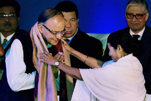 Economics breaks political ice: Mamata Banerjee, Arun Jaitley talk of cooperation Economics breaks political ice: Mamata Banerjee, Arun Jaitley talk of cooperation