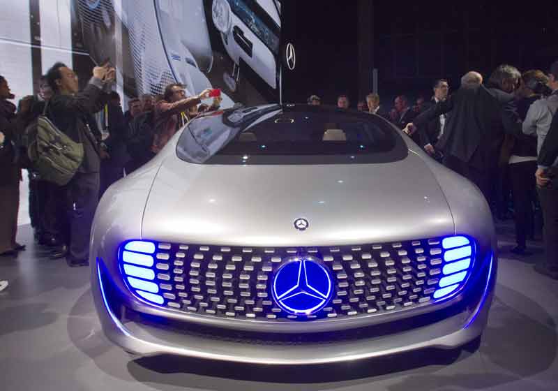 Journalist surround the Mercedes-Benz F015 Luxury in Motion autonomous concept car after it was unveiled during the 2015 International Consumer Electronics Show (CES) in Las Vegas, Nevada. (Reuters)