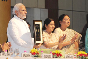 narendra modi, narendra modi twitter, narendra modi news, narendra modi pravasi bharatiya divas, pravasi bharatiya divas, pravasi bharatiya divas 2015, pravasi bharatiya divas coin, postal stamp, coin, Mahatma Gandhi homecoming