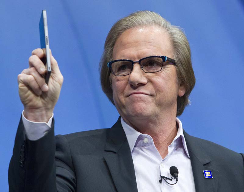 President and COO of Sony Electronics Mike Fasulo compares the thickness of his Experia phone to the that of a new Sony 4K Ultra HD TV at a Sony news conference during the 2015 International Consumer Electronics Show (CES) in Las Vegas. (Reuters)